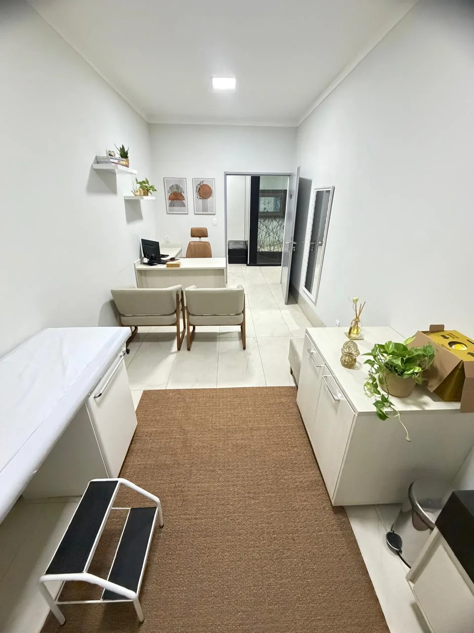Sala de espera confortável da Clínica Lotus preparada para receber pacientes e familiares